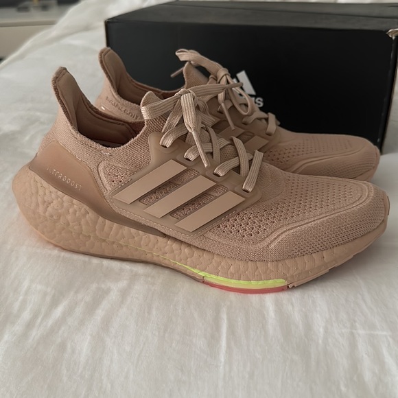 Adidas women's ultraboost 21 US6.5 - Picture 3 of 10